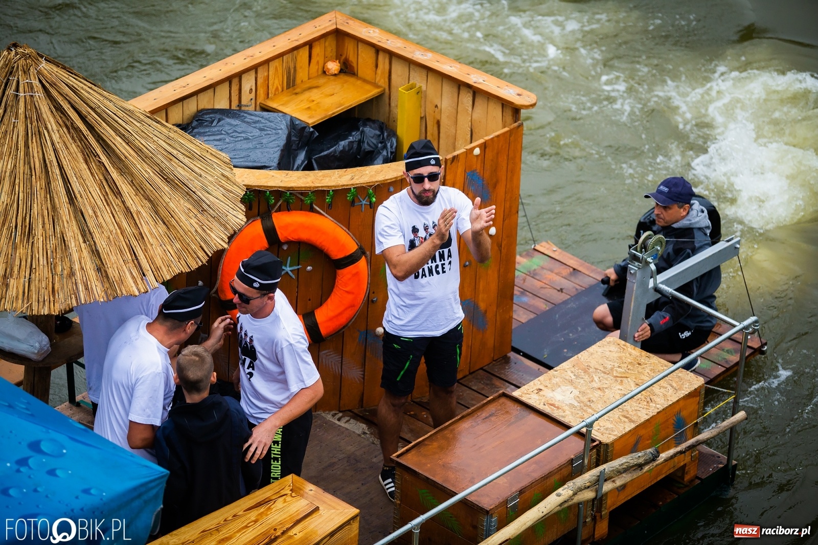 Zdjęcie w galerii na portalu naszraciborz.pl: Grill w polonezie, trumna i koronawirus. Pływadło 2020 [FOTO i WIDEO] wiadomości z regionu