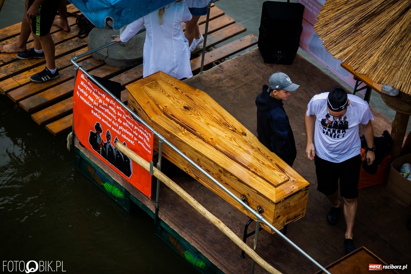 Zdjęcie w galerii na portalu naszraciborz.pl: Grill w polonezie, trumna i koronawirus. Pływadło 2020 [FOTO i WIDEO] wiadomości z regionu