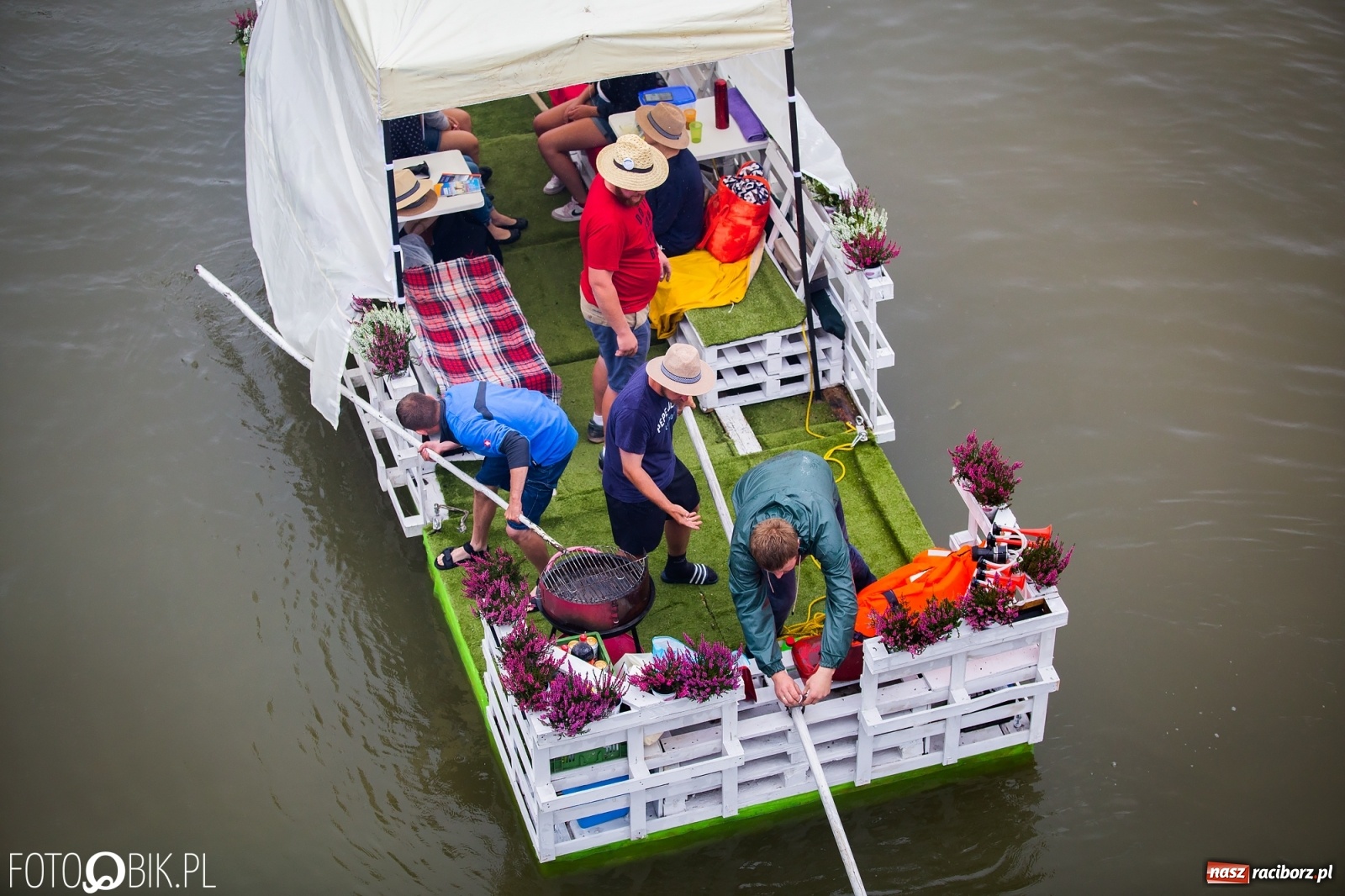 Zdjęcie w galerii na portalu naszraciborz.pl: Grill w polonezie, trumna i koronawirus. Pływadło 2020 [FOTO i WIDEO] wiadomości z regionu