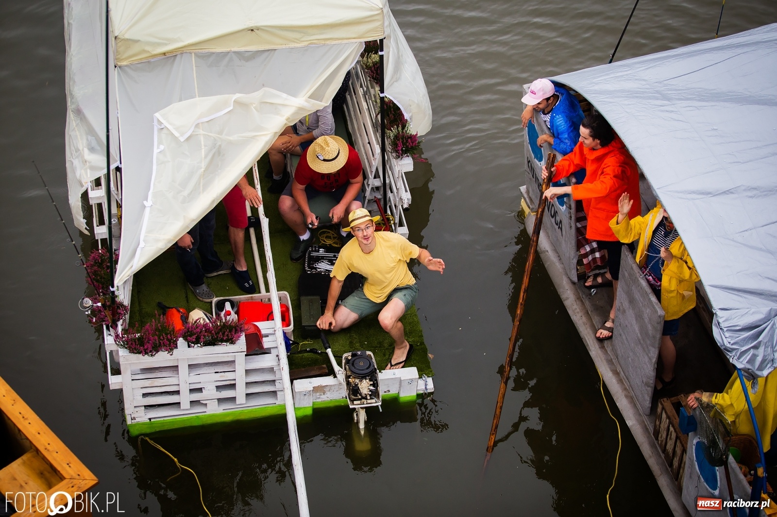 Zdjęcie w galerii na portalu naszraciborz.pl: Grill w polonezie, trumna i koronawirus. Pływadło 2020 [FOTO i WIDEO] wiadomości z regionu