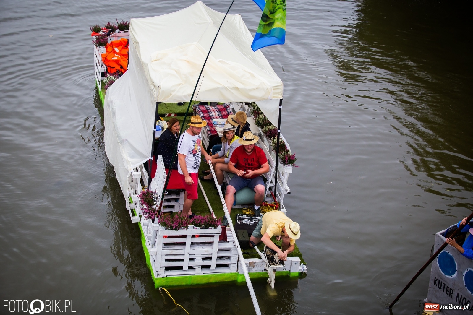 Zdjęcie w galerii na portalu naszraciborz.pl: Grill w polonezie, trumna i koronawirus. Pływadło 2020 [FOTO i WIDEO] wiadomości z regionu