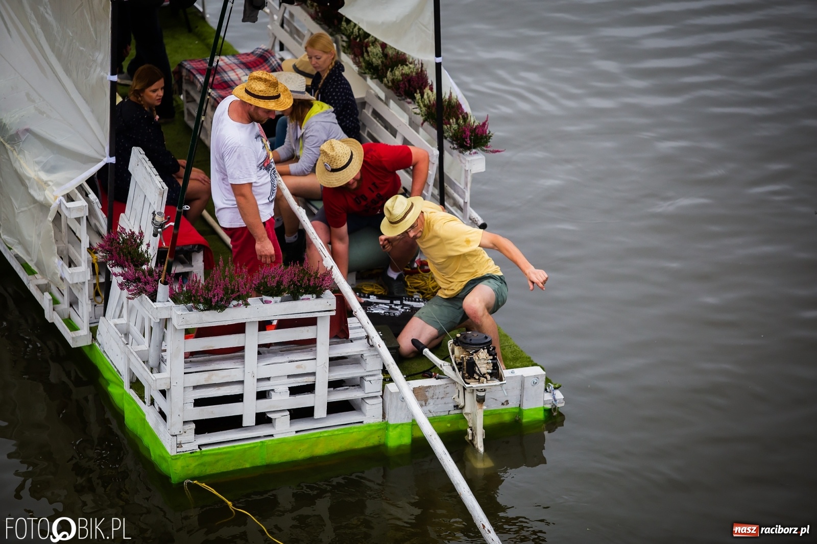 Zdjęcie w galerii na portalu naszraciborz.pl: Grill w polonezie, trumna i koronawirus. Pływadło 2020 [FOTO i WIDEO] wiadomości z regionu