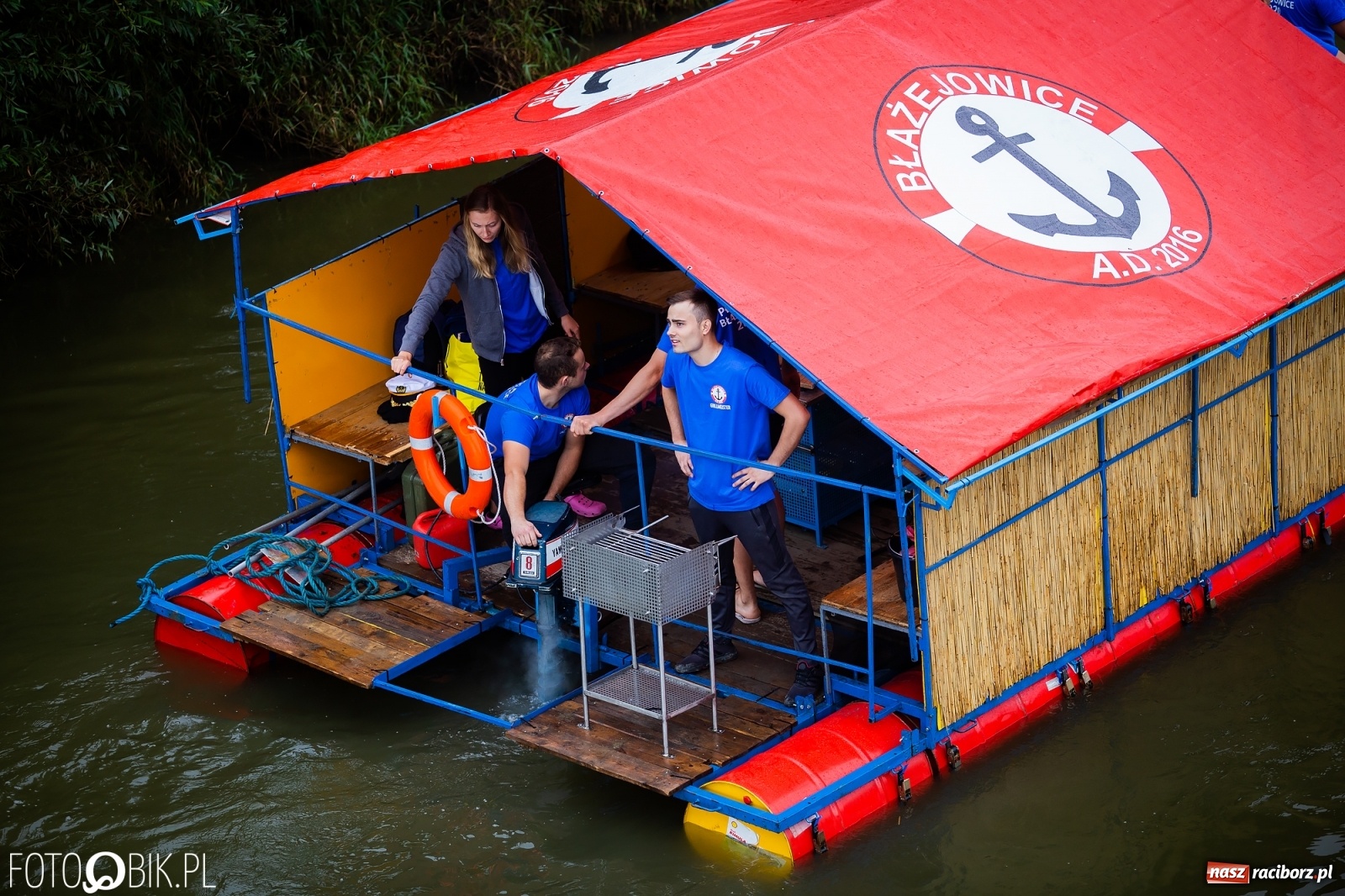 Zdjęcie w galerii na portalu naszraciborz.pl: Grill w polonezie, trumna i koronawirus. Pływadło 2020 [FOTO i WIDEO] wiadomości z regionu