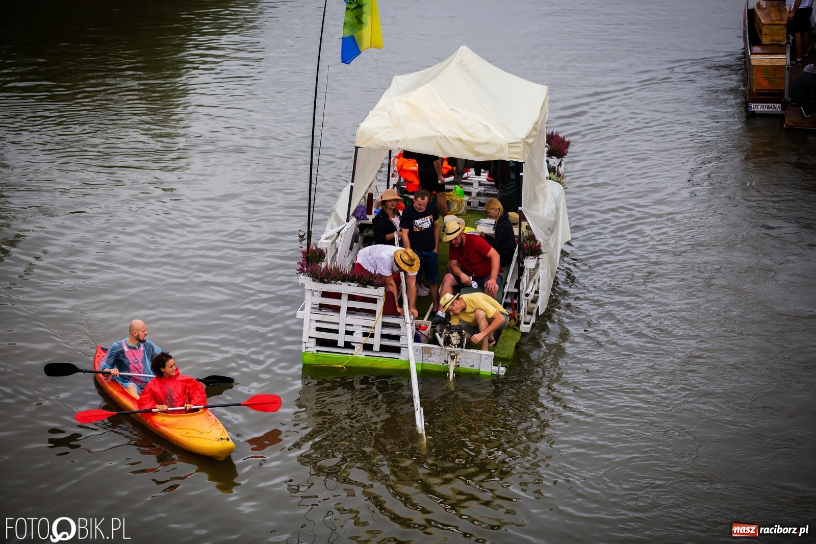 Zdjęcie w galerii na portalu naszraciborz.pl: Grill w polonezie, trumna i koronawirus. Pływadło 2020 [FOTO i WIDEO] wiadomości z regionu