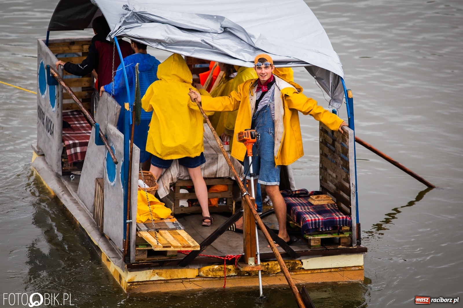 Zdjęcie w galerii na portalu naszraciborz.pl: Grill w polonezie, trumna i koronawirus. Pływadło 2020 [FOTO i WIDEO] wiadomości z regionu