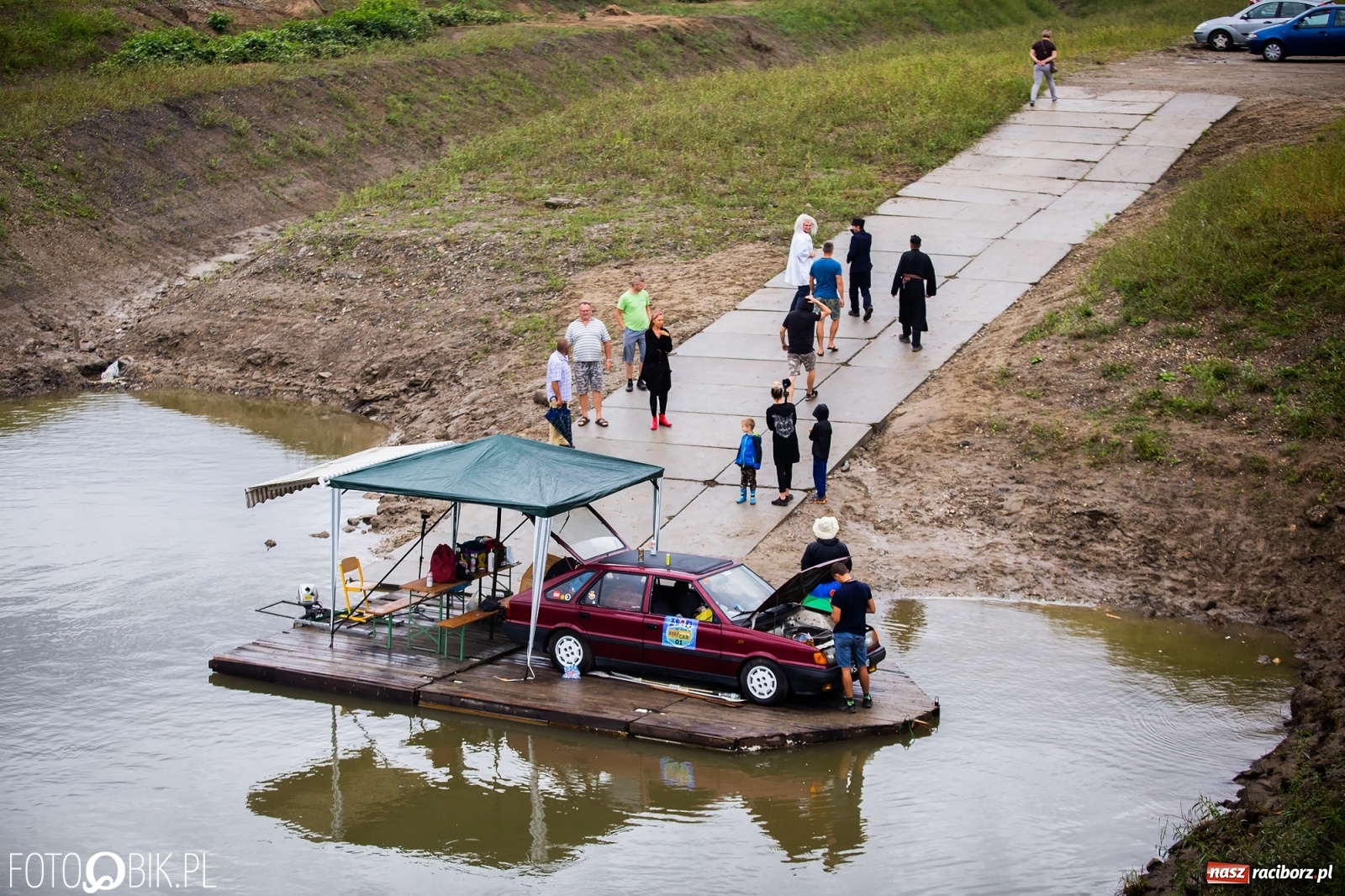 Zdjęcie w galerii na portalu naszraciborz.pl: Grill w polonezie, trumna i koronawirus. Pływadło 2020 [FOTO i WIDEO] wiadomości z regionu
