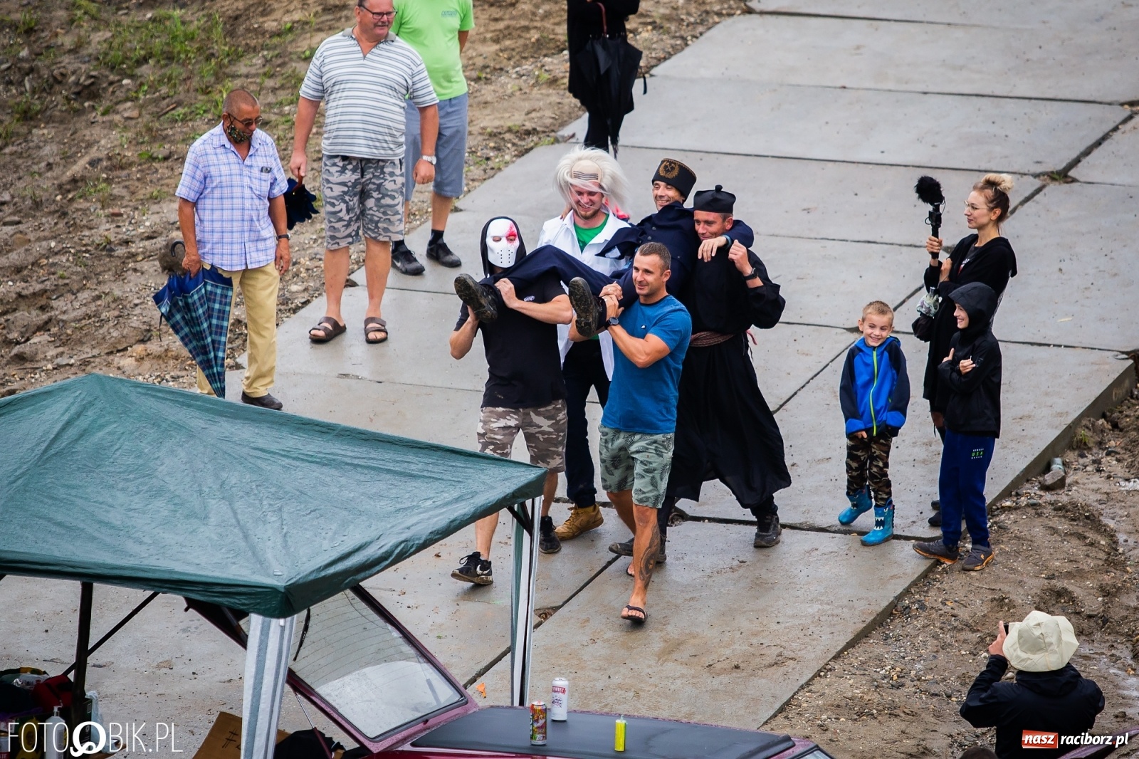 Zdjęcie w galerii na portalu naszraciborz.pl: Grill w polonezie, trumna i koronawirus. Pływadło 2020 [FOTO i WIDEO] wiadomości z regionu