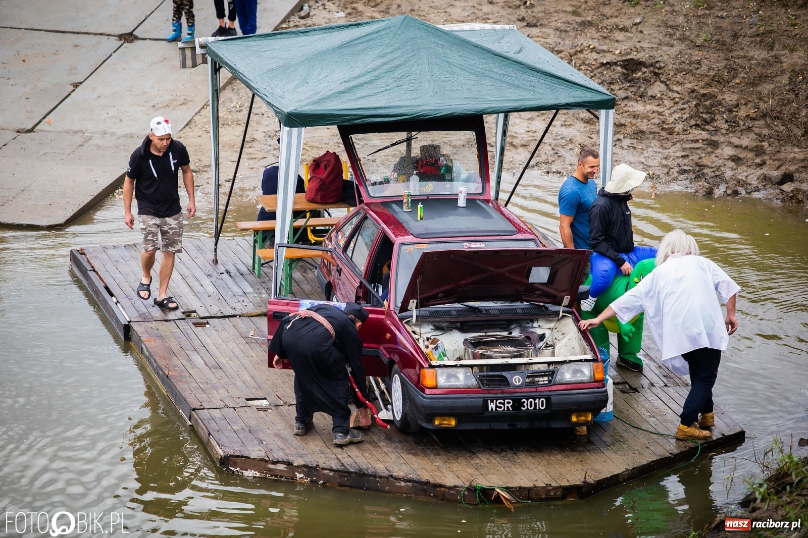 Zdjęcie w galerii na portalu naszraciborz.pl: Grill w polonezie, trumna i koronawirus. Pływadło 2020 [FOTO i WIDEO] wiadomości z regionu