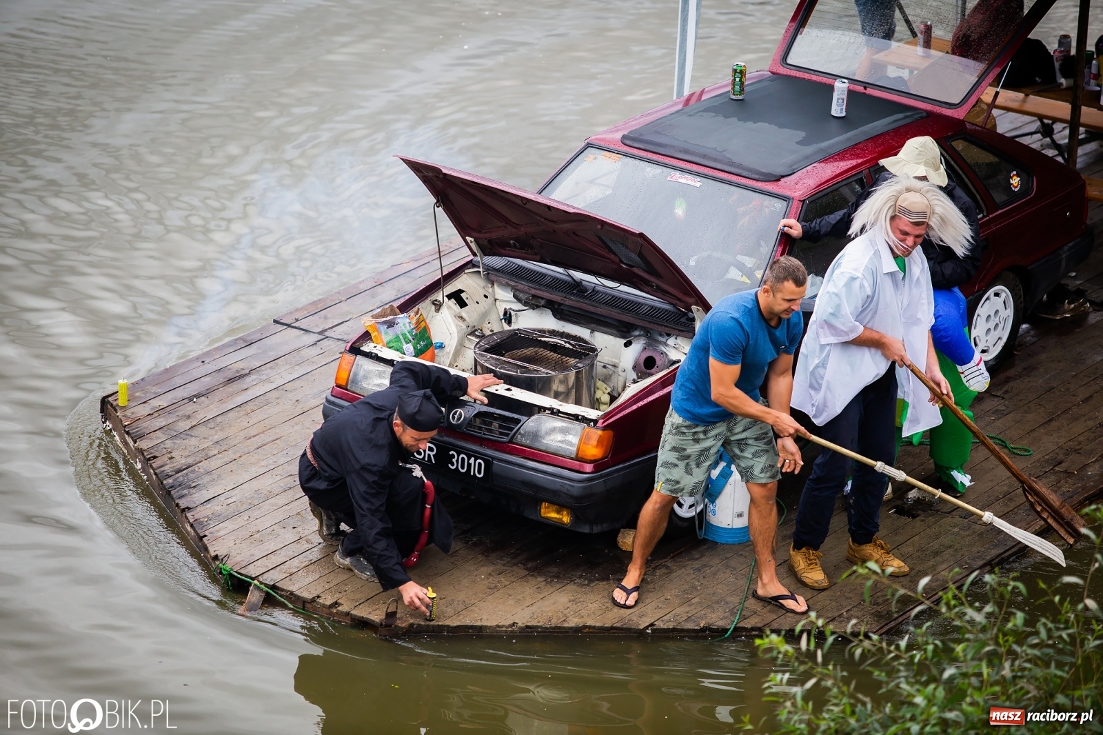 Zdjęcie w galerii na portalu naszraciborz.pl: Grill w polonezie, trumna i koronawirus. Pływadło 2020 [FOTO i WIDEO] wiadomości z regionu