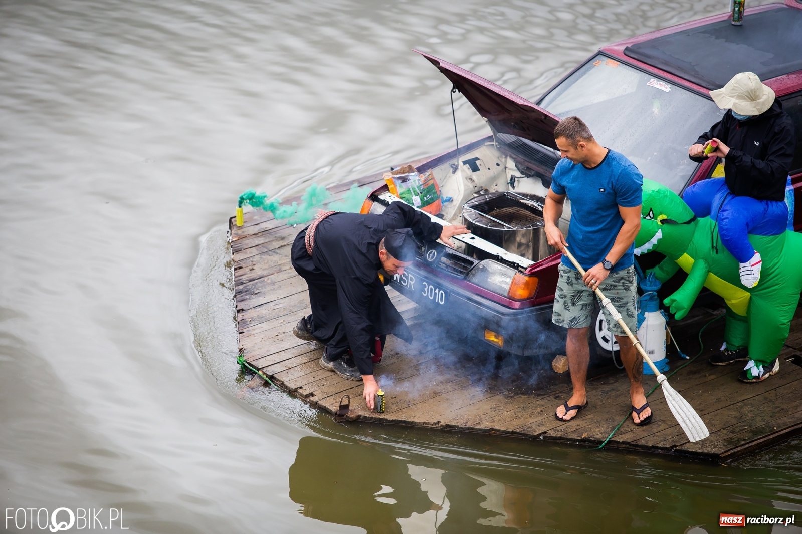 Zdjęcie w galerii na portalu naszraciborz.pl: Grill w polonezie, trumna i koronawirus. Pływadło 2020 [FOTO i WIDEO] wiadomości z regionu