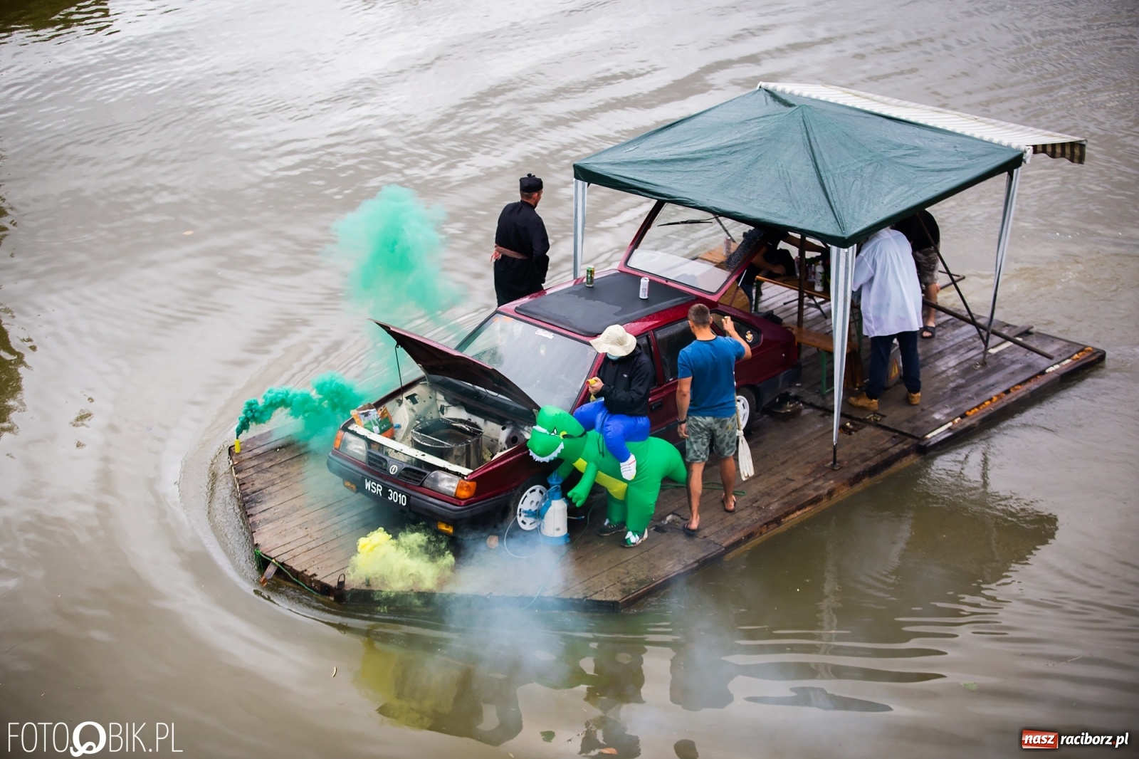Zdjęcie w galerii na portalu naszraciborz.pl: Grill w polonezie, trumna i koronawirus. Pływadło 2020 [FOTO i WIDEO] wiadomości z regionu