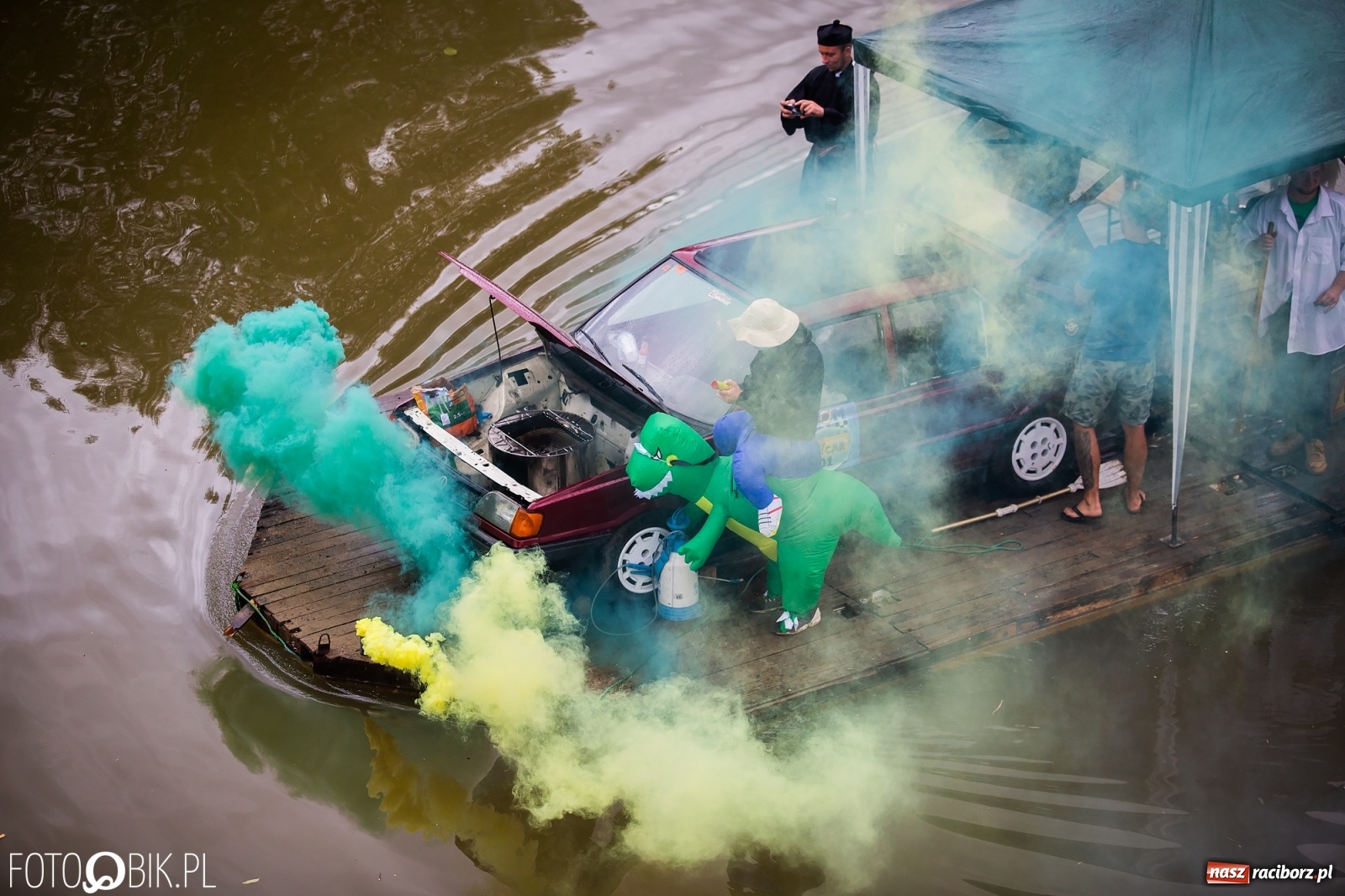 Zdjęcie w galerii na portalu naszraciborz.pl: Grill w polonezie, trumna i koronawirus. Pływadło 2020 [FOTO i WIDEO] wiadomości z regionu