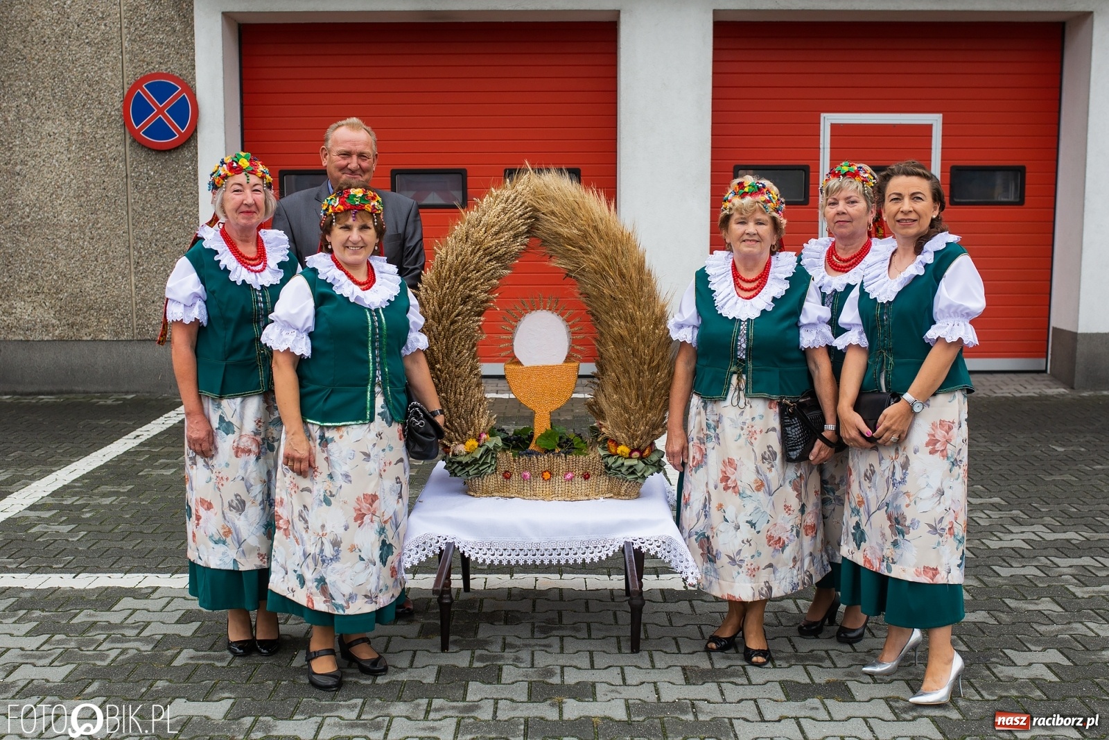 Zdjęcie w galerii na portalu naszraciborz.pl: Owsiszcze. Z koroną dożynkową na Mszę św. dziękczynną [FOTO] wiadomości z regionu
