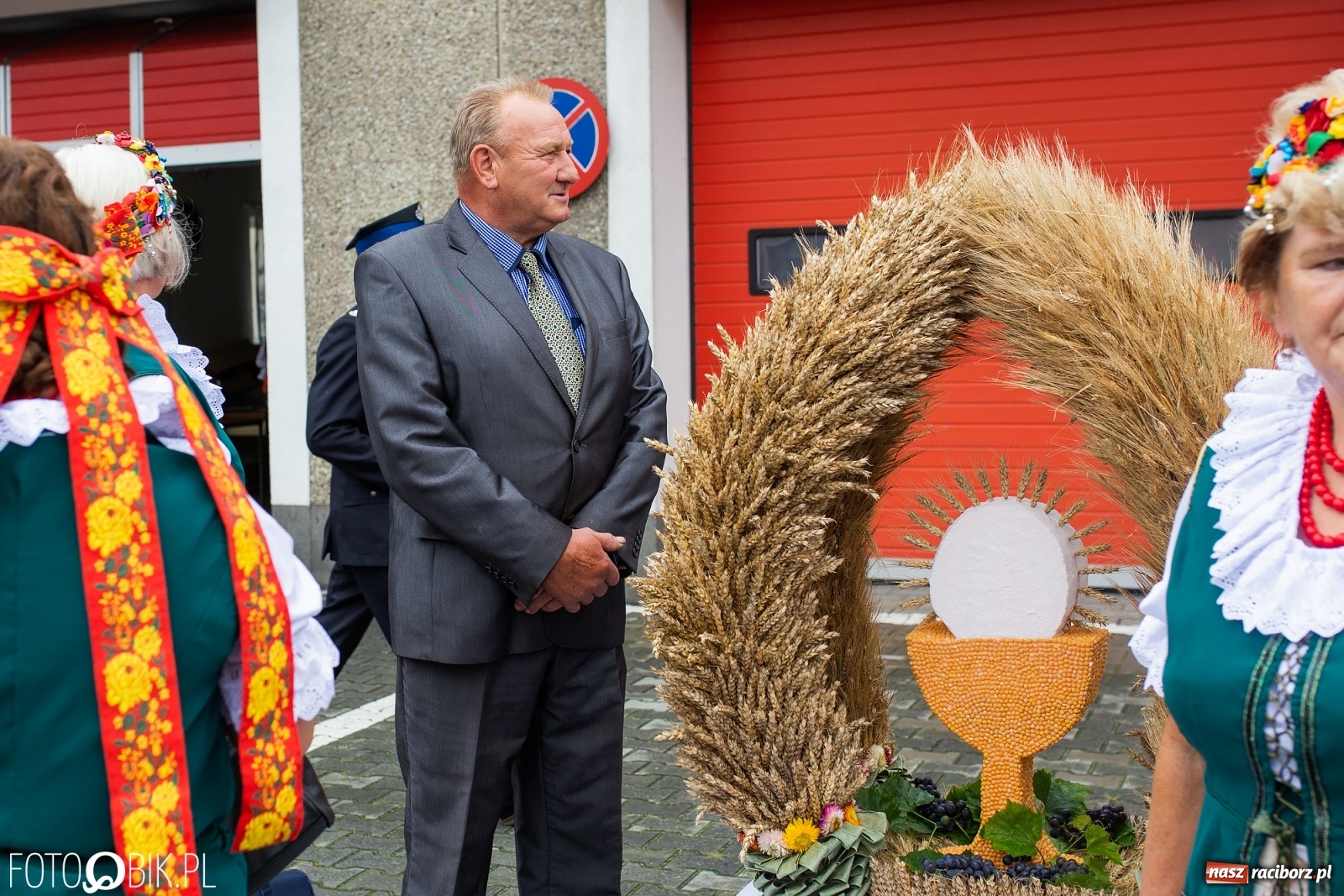 Zdjęcie w galerii na portalu naszraciborz.pl: Owsiszcze. Z koroną dożynkową na Mszę św. dziękczynną [FOTO] wiadomości z regionu