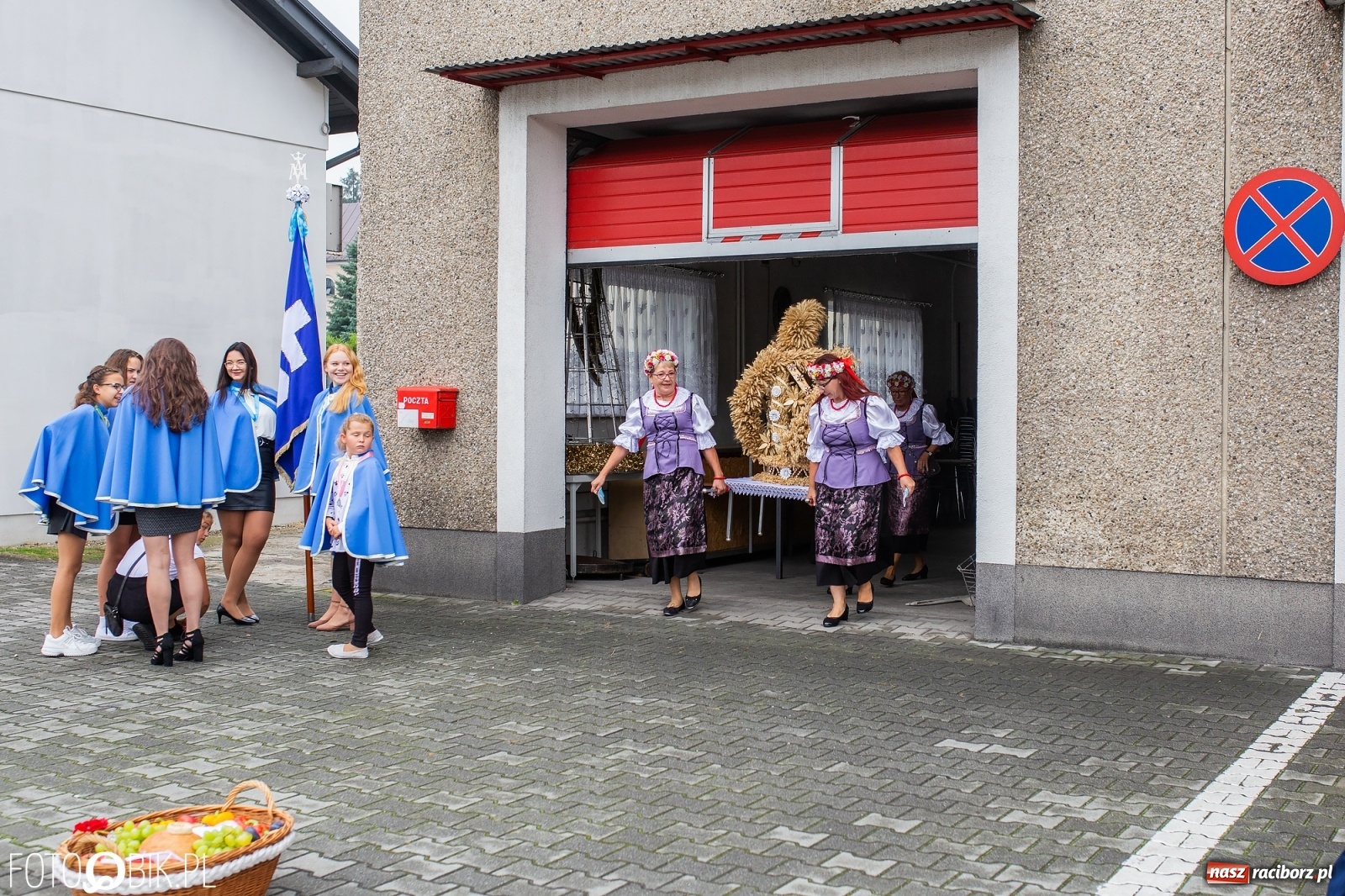 Zdjęcie w galerii na portalu naszraciborz.pl: Owsiszcze. Z koroną dożynkową na Mszę św. dziękczynną [FOTO] wiadomości z regionu