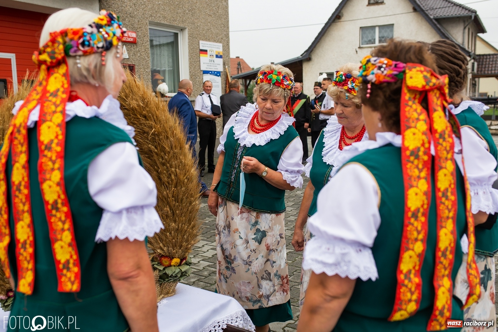 Zdjęcie w galerii na portalu naszraciborz.pl: Owsiszcze. Z koroną dożynkową na Mszę św. dziękczynną [FOTO] wiadomości z regionu