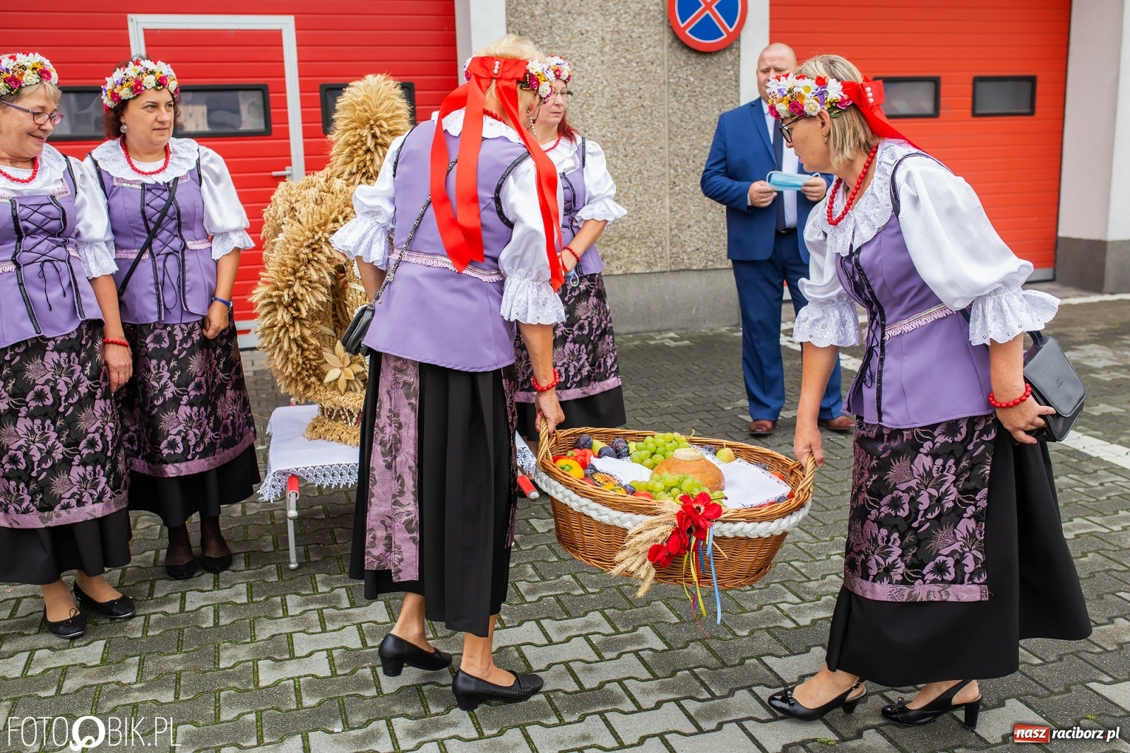 Zdjęcie w galerii na portalu naszraciborz.pl: Owsiszcze. Z koroną dożynkową na Mszę św. dziękczynną [FOTO] wiadomości z regionu