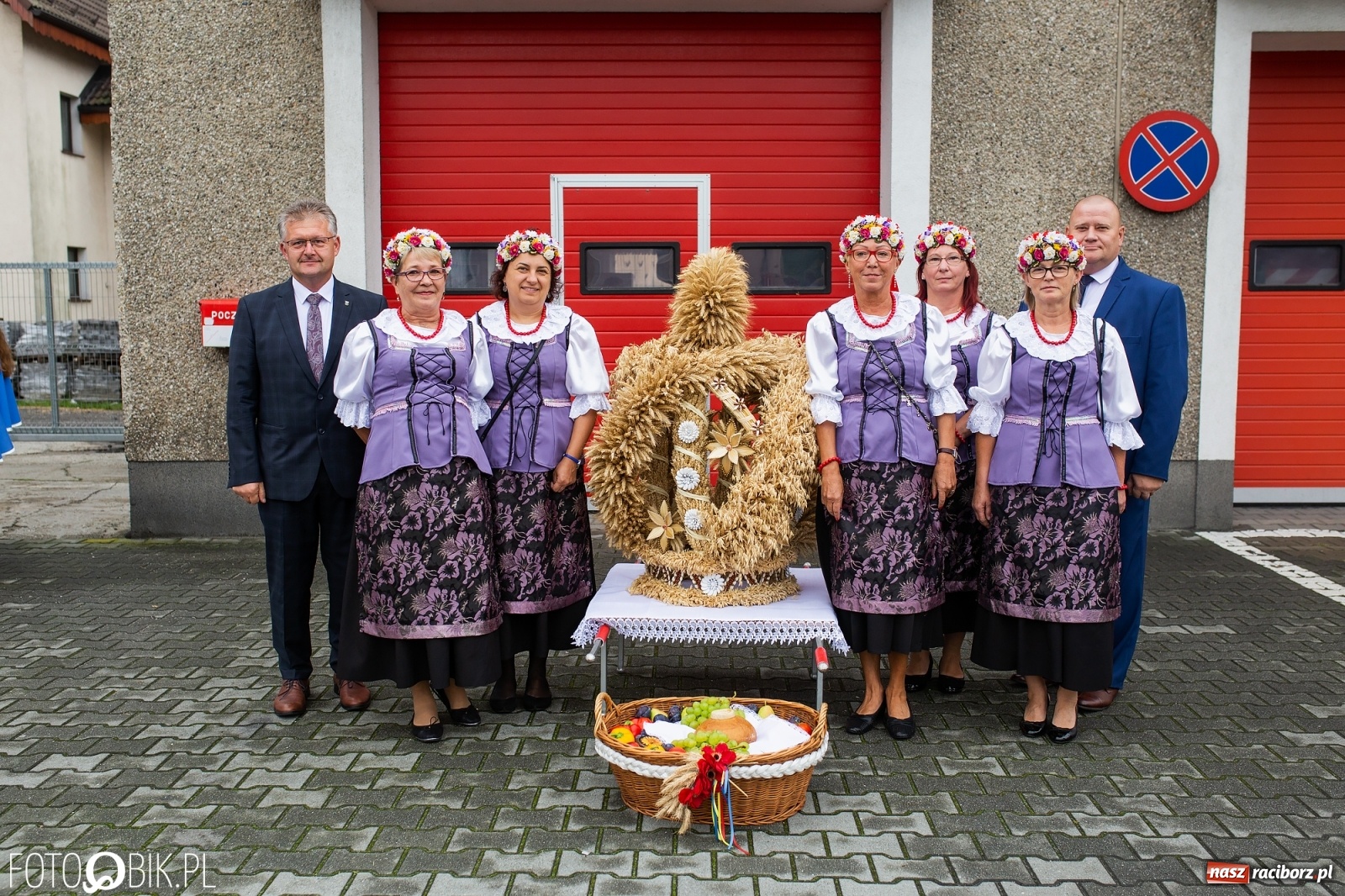 Zdjęcie w galerii na portalu naszraciborz.pl: Owsiszcze. Z koroną dożynkową na Mszę św. dziękczynną [FOTO] wiadomości z regionu