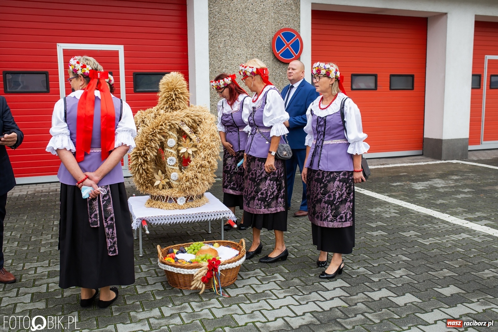Zdjęcie w galerii na portalu naszraciborz.pl: Owsiszcze. Z koroną dożynkową na Mszę św. dziękczynną [FOTO] wiadomości z regionu