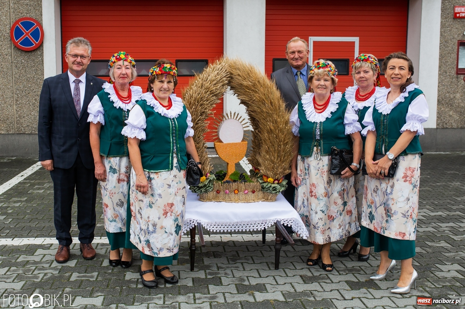 Zdjęcie w galerii na portalu naszraciborz.pl: Owsiszcze. Z koroną dożynkową na Mszę św. dziękczynną [FOTO] wiadomości z regionu