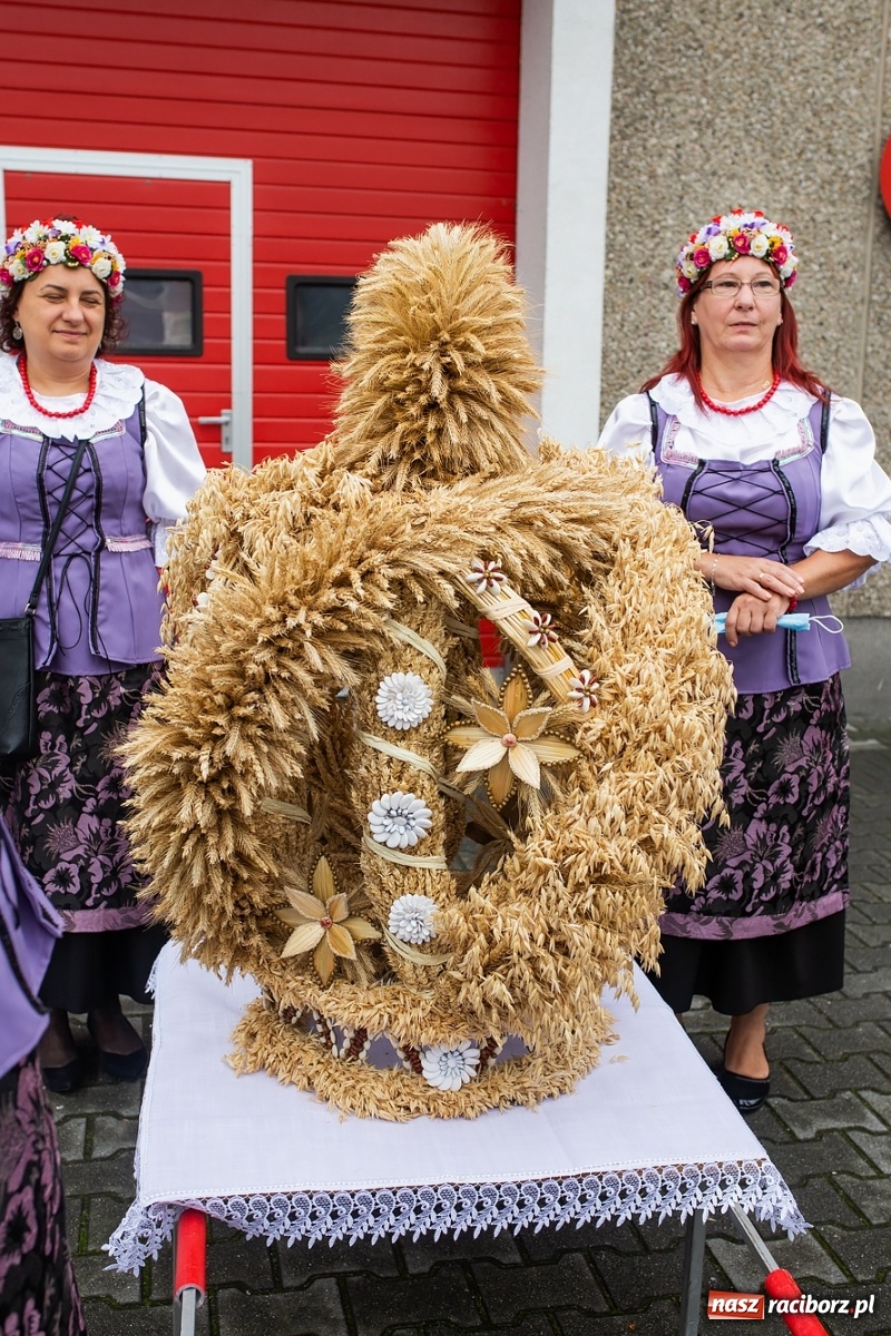 Zdjęcie w galerii na portalu naszraciborz.pl: Owsiszcze. Z koroną dożynkową na Mszę św. dziękczynną [FOTO] wiadomości z regionu