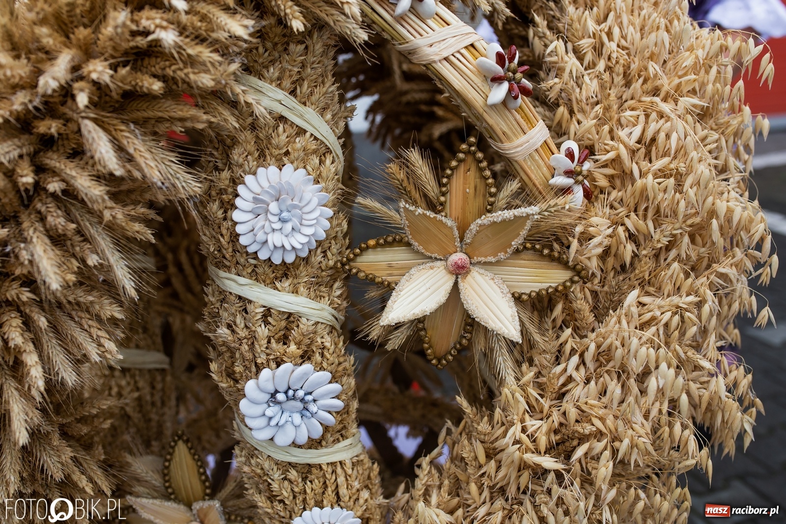 Zdjęcie w galerii na portalu naszraciborz.pl: Owsiszcze. Z koroną dożynkową na Mszę św. dziękczynną [FOTO] wiadomości z regionu