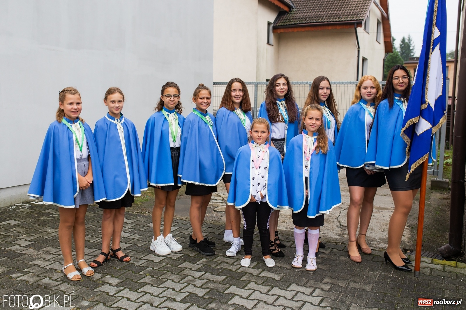 Zdjęcie w galerii na portalu naszraciborz.pl: Owsiszcze. Z koroną dożynkową na Mszę św. dziękczynną [FOTO] wiadomości z regionu