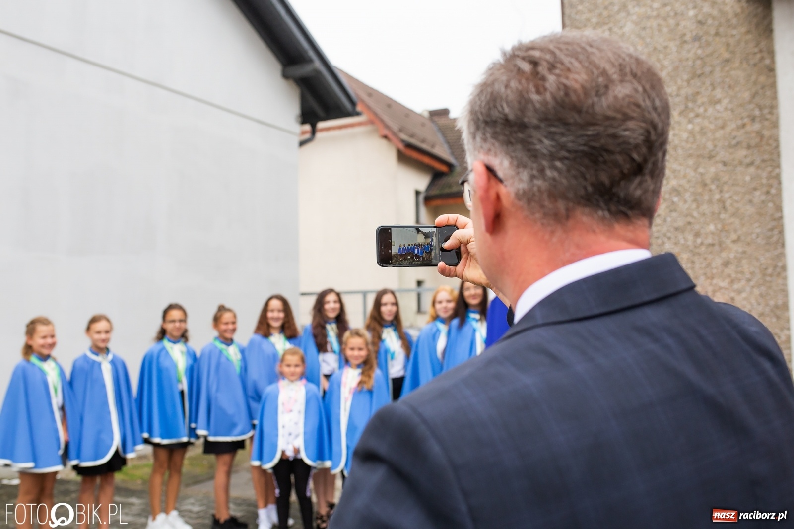 Zdjęcie w galerii na portalu naszraciborz.pl: Owsiszcze. Z koroną dożynkową na Mszę św. dziękczynną [FOTO] wiadomości z regionu