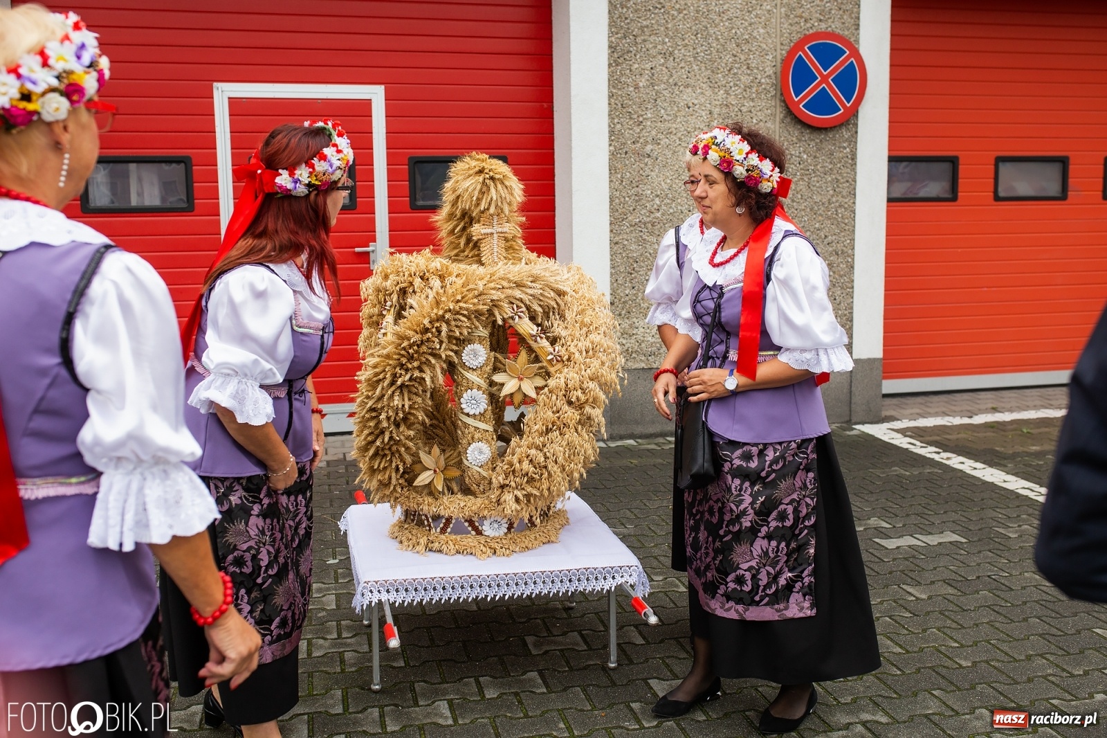 Zdjęcie w galerii na portalu naszraciborz.pl: Owsiszcze. Z koroną dożynkową na Mszę św. dziękczynną [FOTO] wiadomości z regionu