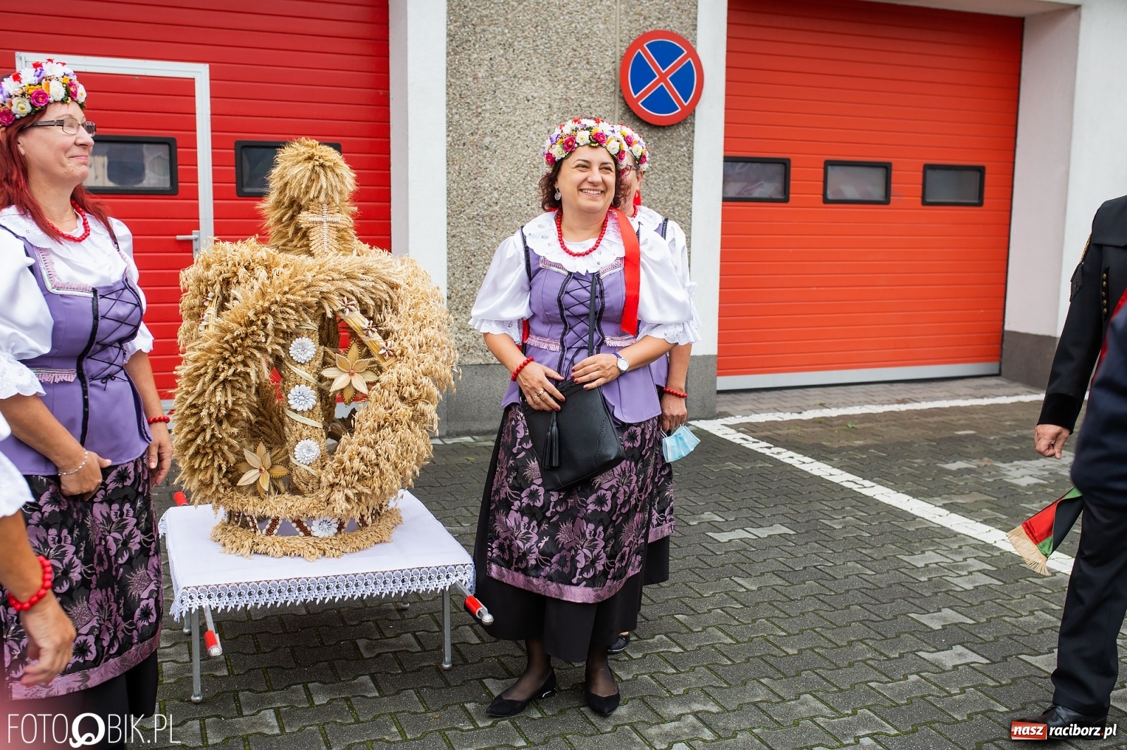 Zdjęcie w galerii na portalu naszraciborz.pl: Owsiszcze. Z koroną dożynkową na Mszę św. dziękczynną [FOTO] wiadomości z regionu