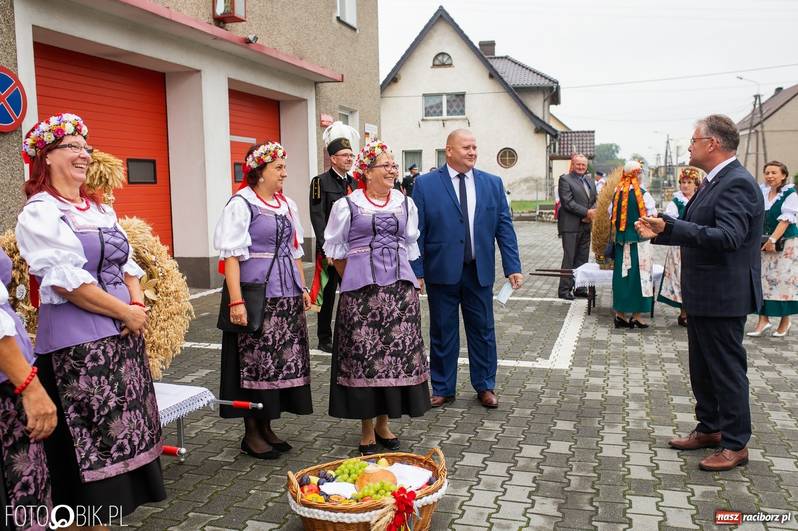 Zdjęcie w galerii na portalu naszraciborz.pl: Owsiszcze. Z koroną dożynkową na Mszę św. dziękczynną [FOTO] wiadomości z regionu