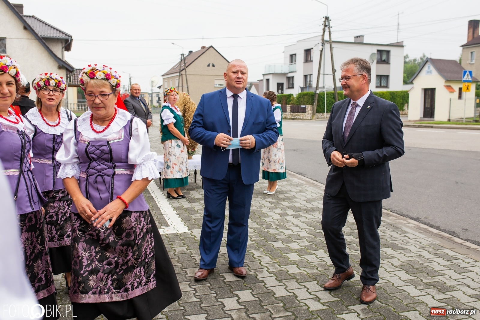 Zdjęcie w galerii na portalu naszraciborz.pl: Owsiszcze. Z koroną dożynkową na Mszę św. dziękczynną [FOTO] wiadomości z regionu