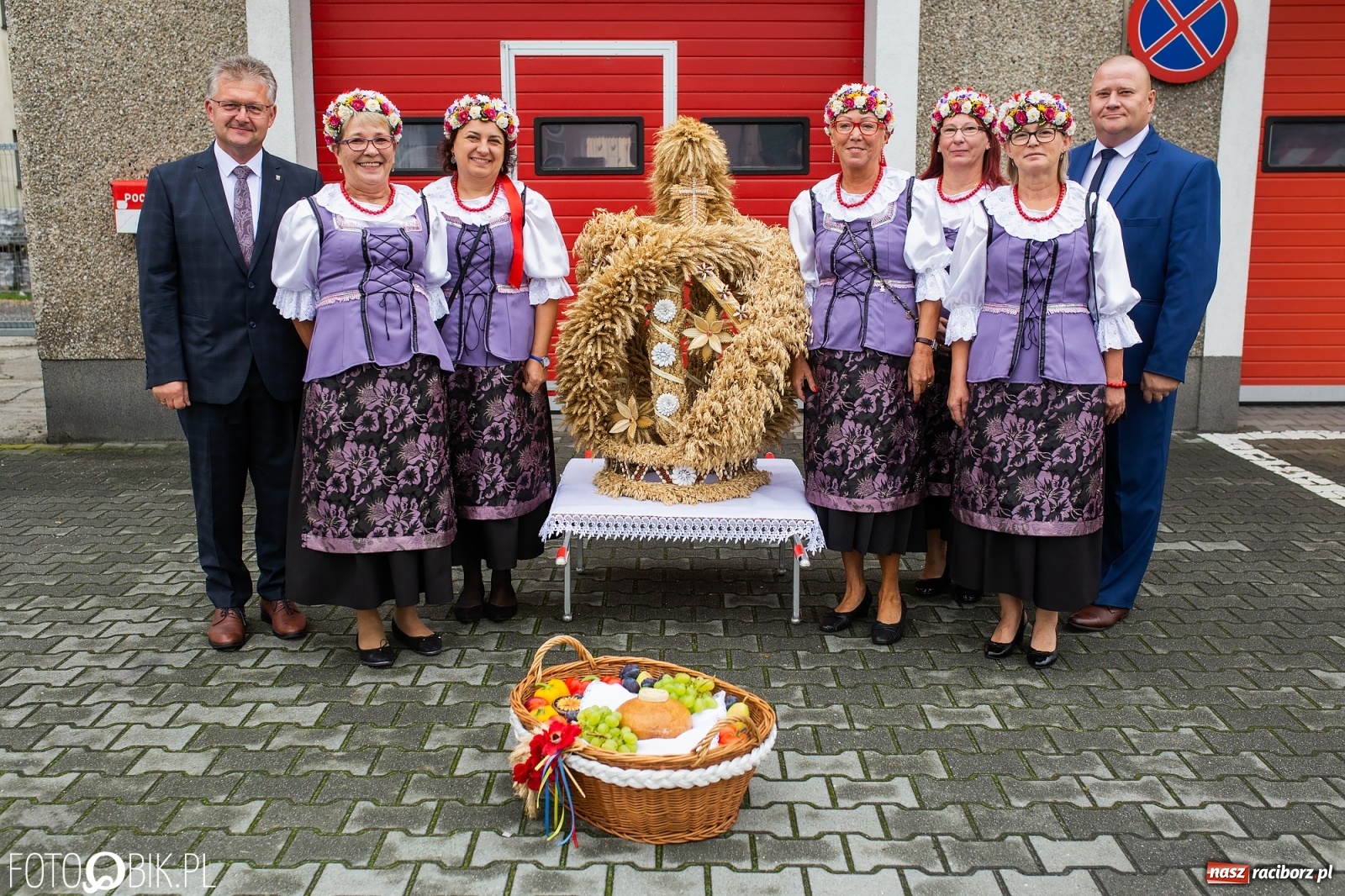 Zdjęcie w galerii na portalu naszraciborz.pl: Owsiszcze. Z koroną dożynkową na Mszę św. dziękczynną [FOTO] wiadomości z regionu