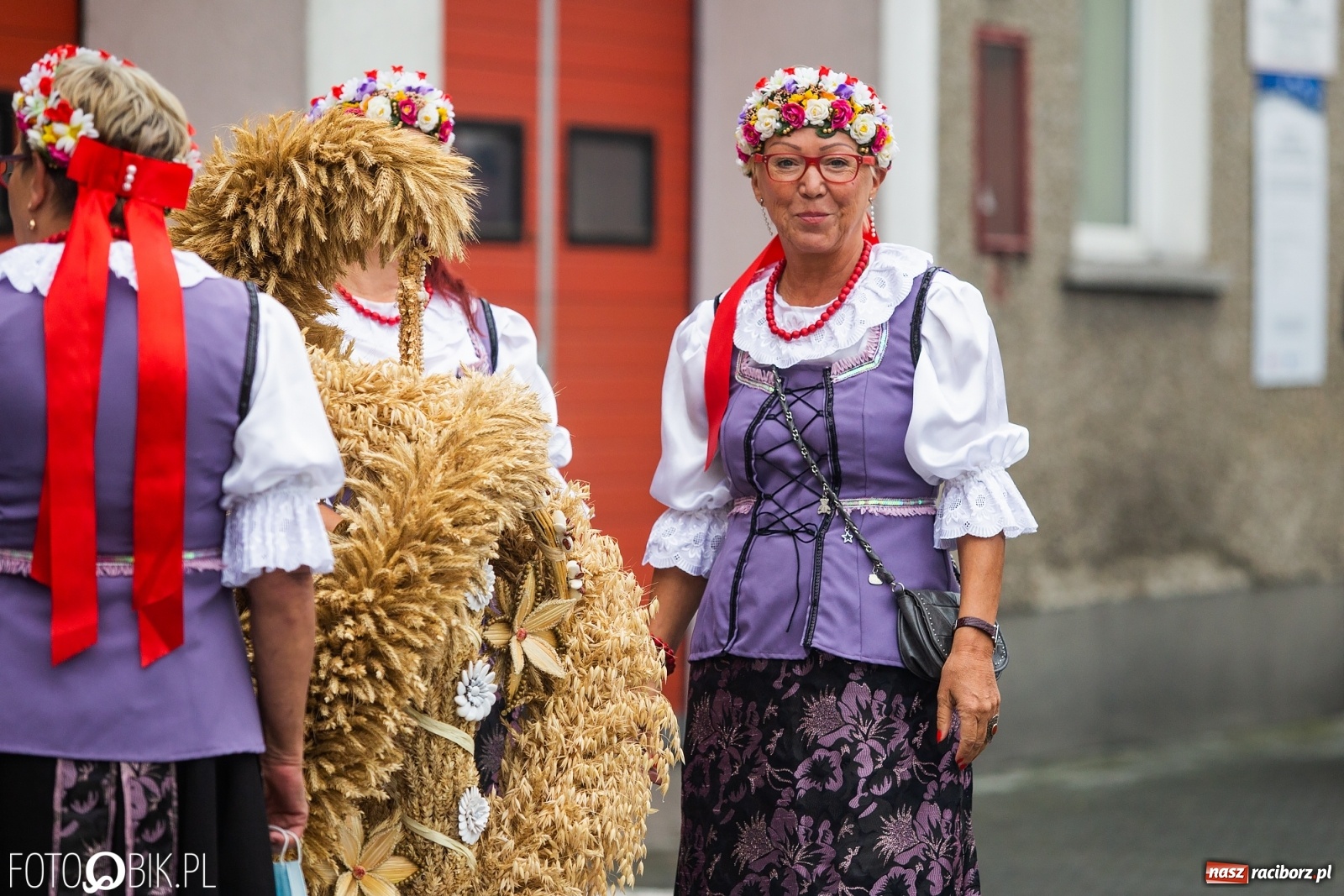 Zdjęcie w galerii na portalu naszraciborz.pl: Owsiszcze. Z koroną dożynkową na Mszę św. dziękczynną [FOTO] wiadomości z regionu