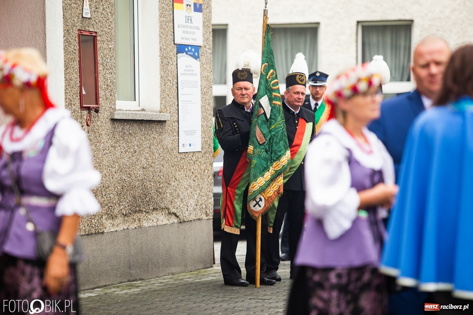 Zdjęcie w galerii na portalu naszraciborz.pl: Owsiszcze. Z koroną dożynkową na Mszę św. dziękczynną [FOTO] wiadomości z regionu