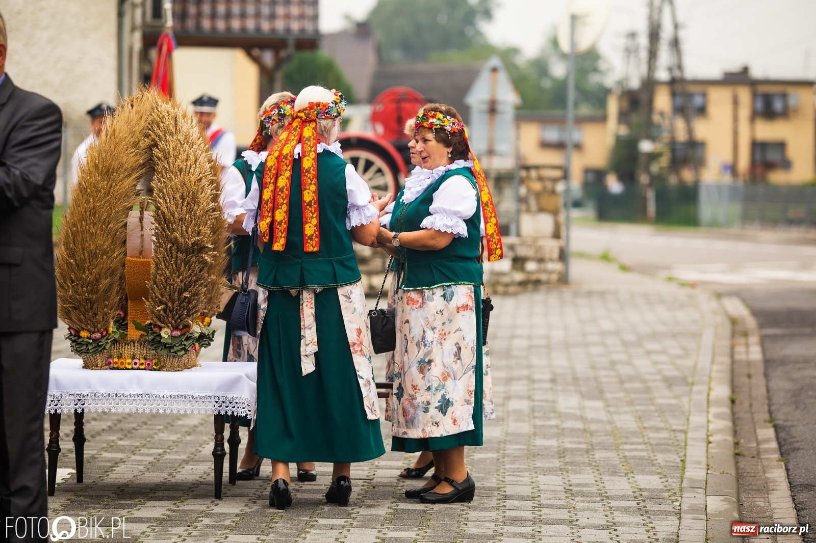 Zdjęcie w galerii na portalu naszraciborz.pl: Owsiszcze. Z koroną dożynkową na Mszę św. dziękczynną [FOTO] wiadomości z regionu