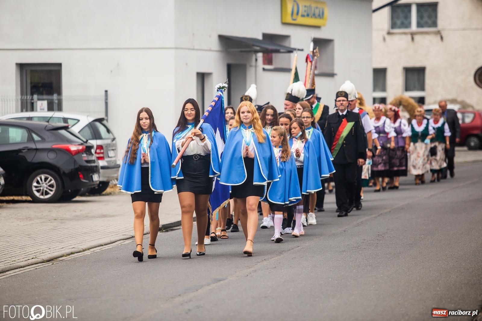 Zdjęcie w galerii na portalu naszraciborz.pl: Owsiszcze. Z koroną dożynkową na Mszę św. dziękczynną [FOTO] wiadomości z regionu