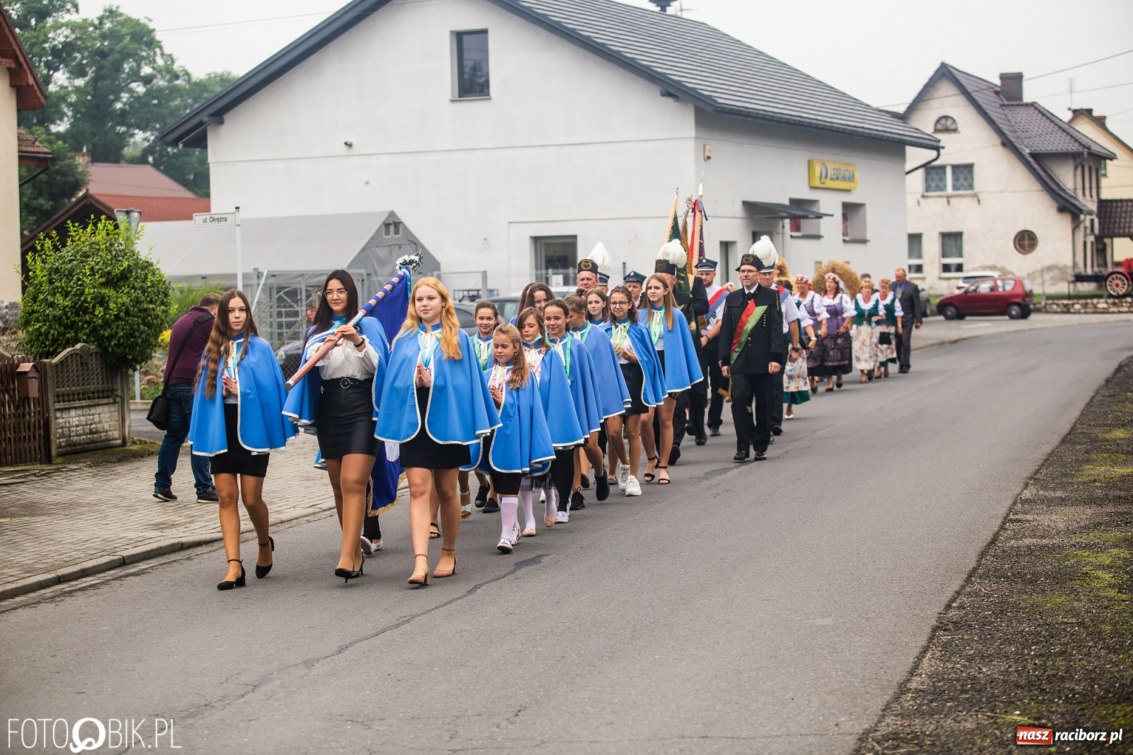 Zdjęcie w galerii na portalu naszraciborz.pl: Owsiszcze. Z koroną dożynkową na Mszę św. dziękczynną [FOTO] wiadomości z regionu
