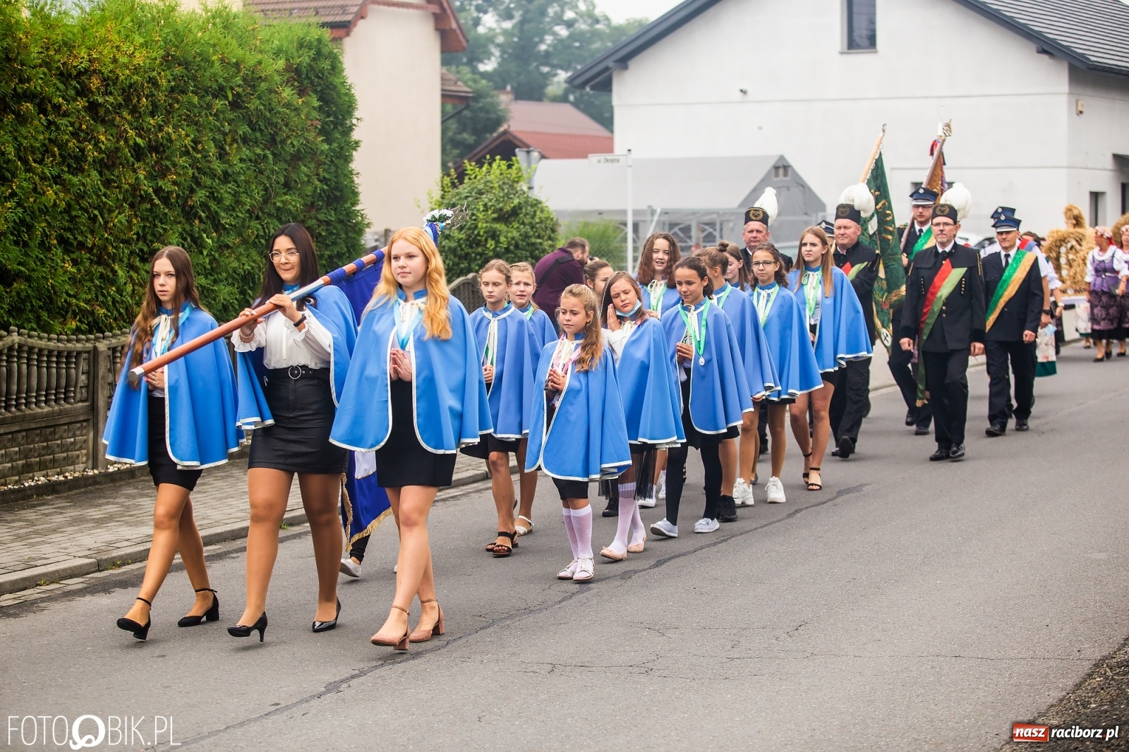 Zdjęcie w galerii na portalu naszraciborz.pl: Owsiszcze. Z koroną dożynkową na Mszę św. dziękczynną [FOTO] wiadomości z regionu
