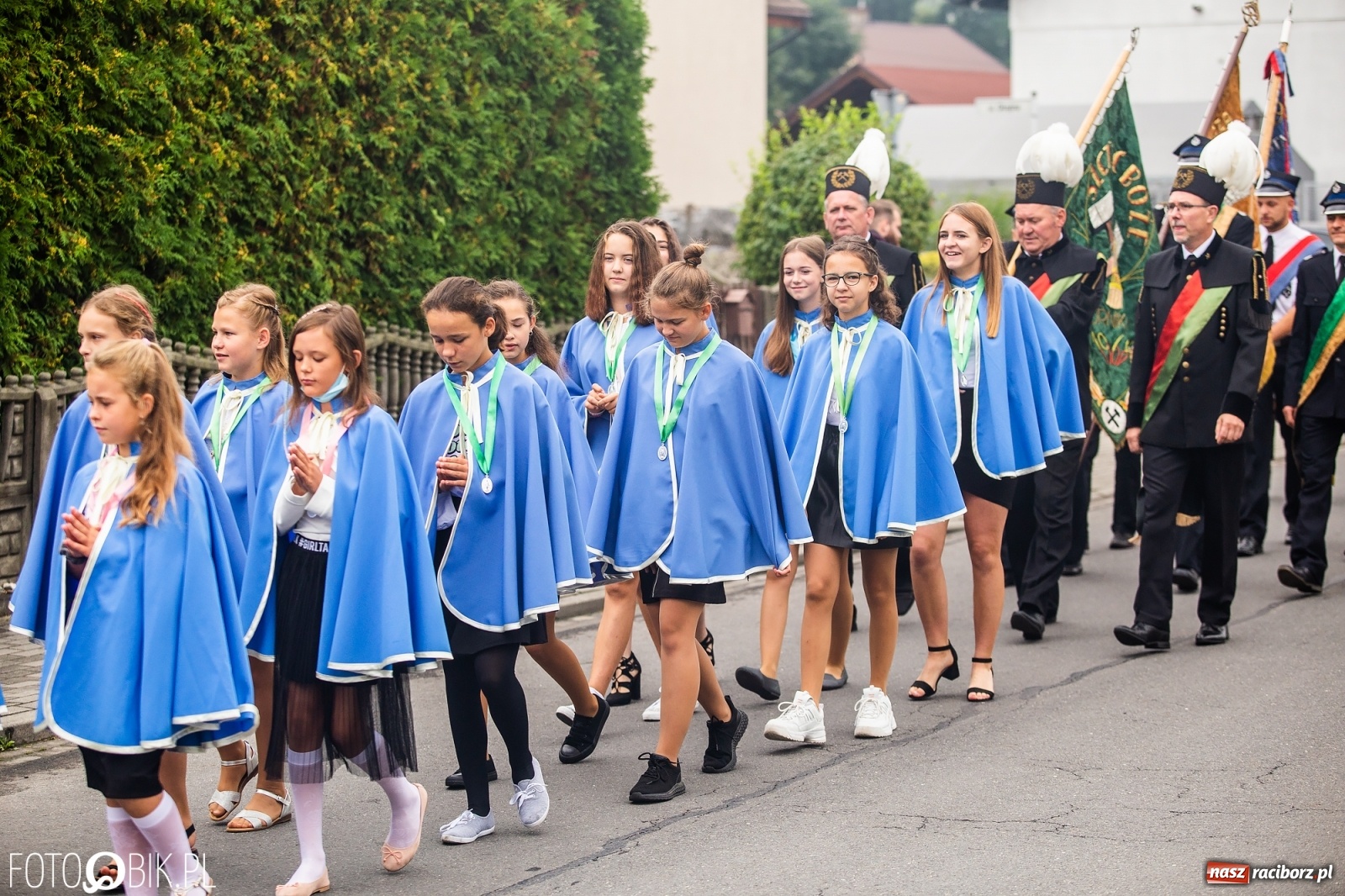Zdjęcie w galerii na portalu naszraciborz.pl: Owsiszcze. Z koroną dożynkową na Mszę św. dziękczynną [FOTO] wiadomości z regionu