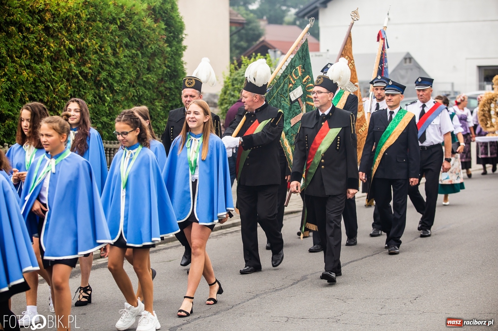 Zdjęcie w galerii na portalu naszraciborz.pl: Owsiszcze. Z koroną dożynkową na Mszę św. dziękczynną [FOTO] wiadomości z regionu