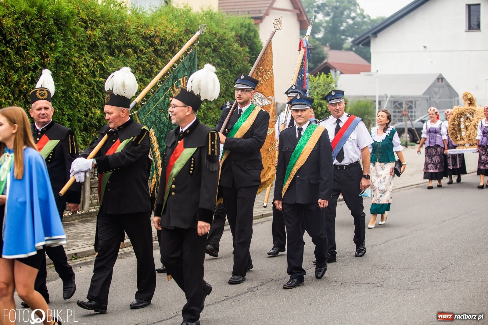 Zdjęcie w galerii na portalu naszraciborz.pl: Owsiszcze. Z koroną dożynkową na Mszę św. dziękczynną [FOTO] wiadomości z regionu