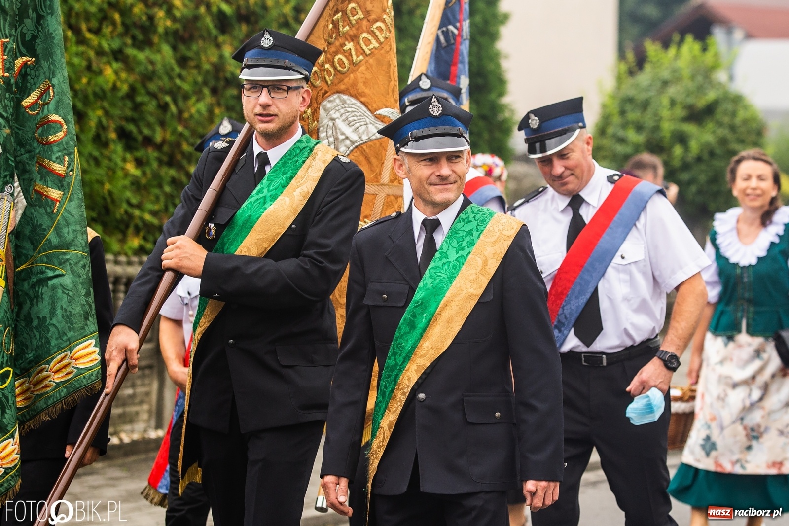 Zdjęcie w galerii na portalu naszraciborz.pl: Owsiszcze. Z koroną dożynkową na Mszę św. dziękczynną [FOTO] wiadomości z regionu