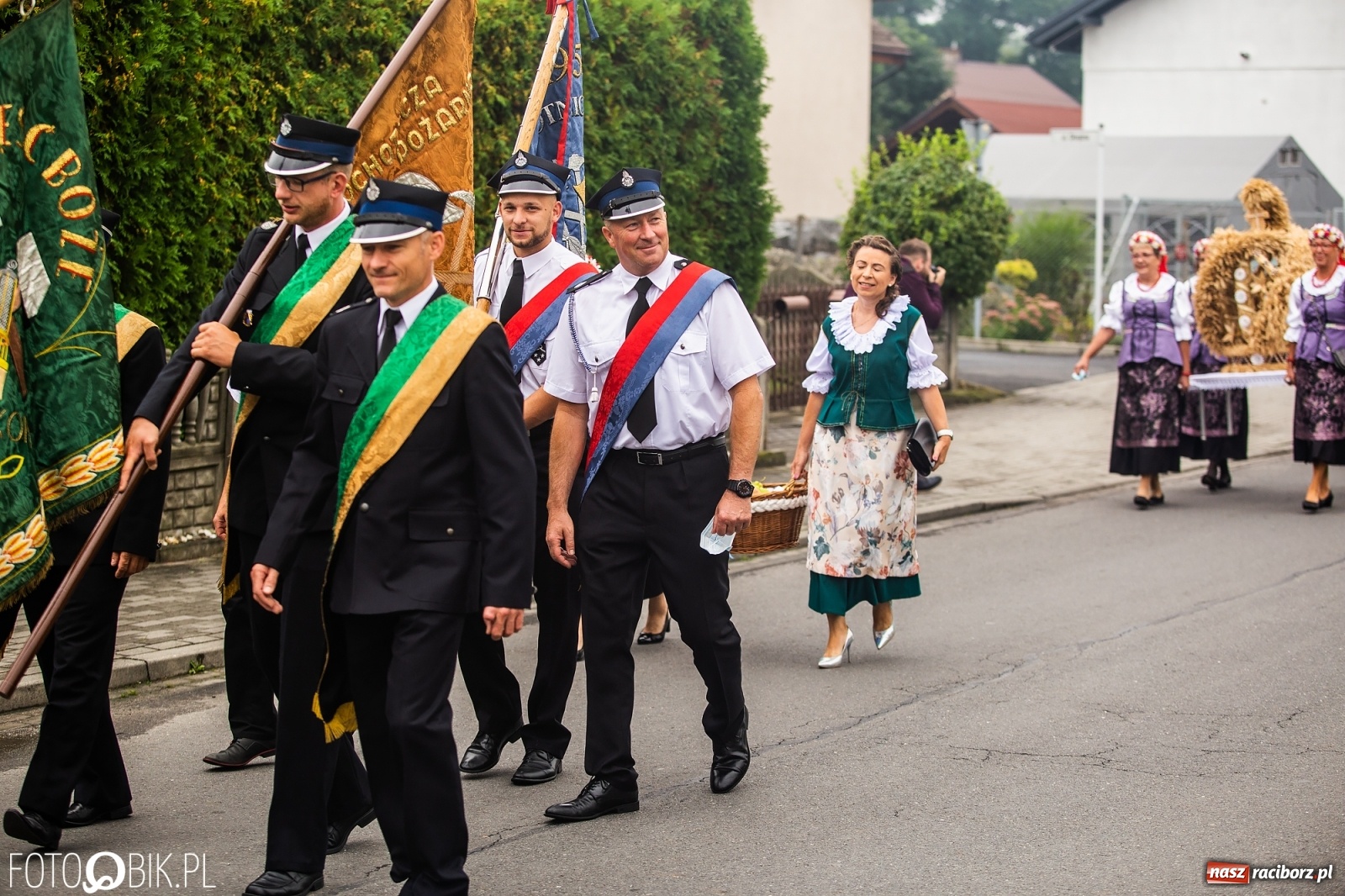 Zdjęcie w galerii na portalu naszraciborz.pl: Owsiszcze. Z koroną dożynkową na Mszę św. dziękczynną [FOTO] wiadomości z regionu