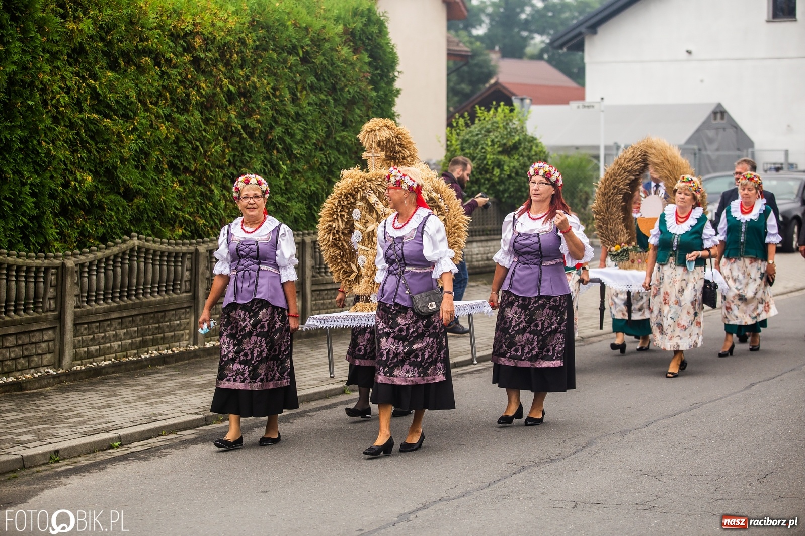 Zdjęcie w galerii na portalu naszraciborz.pl: Owsiszcze. Z koroną dożynkową na Mszę św. dziękczynną [FOTO] wiadomości z regionu