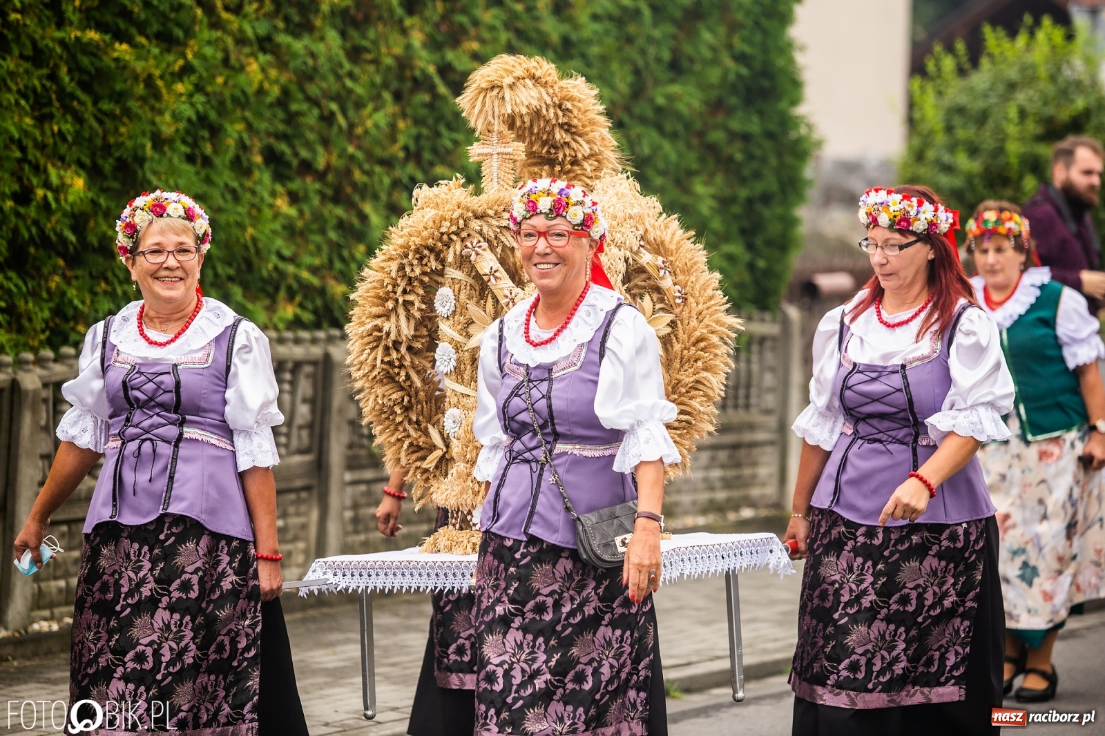 Zdjęcie w galerii na portalu naszraciborz.pl: Owsiszcze. Z koroną dożynkową na Mszę św. dziękczynną [FOTO] wiadomości z regionu