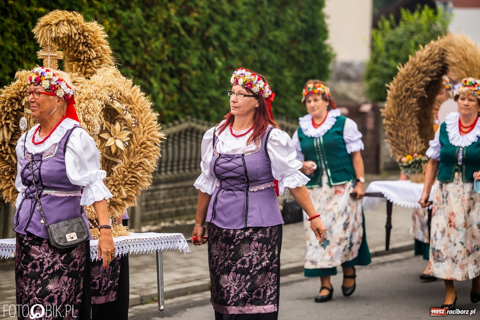 Zdjęcie w galerii na portalu naszraciborz.pl: Owsiszcze. Z koroną dożynkową na Mszę św. dziękczynną [FOTO] wiadomości z regionu