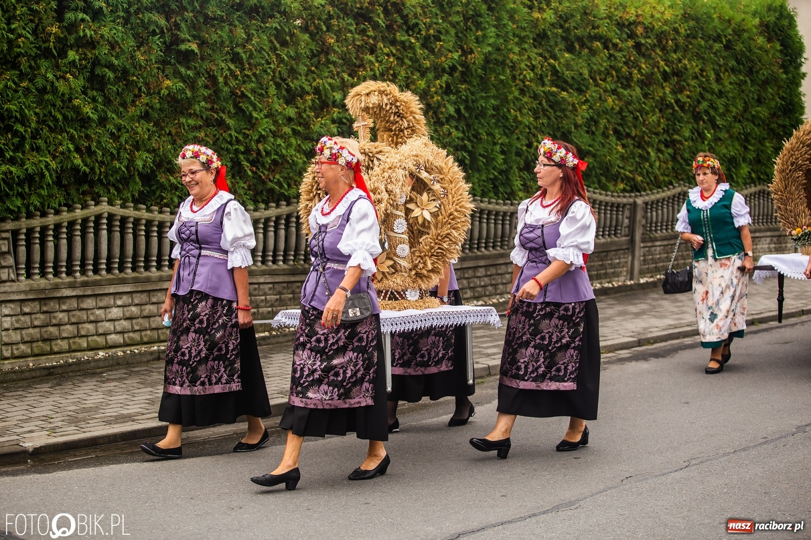 Zdjęcie w galerii na portalu naszraciborz.pl: Owsiszcze. Z koroną dożynkową na Mszę św. dziękczynną [FOTO] wiadomości z regionu