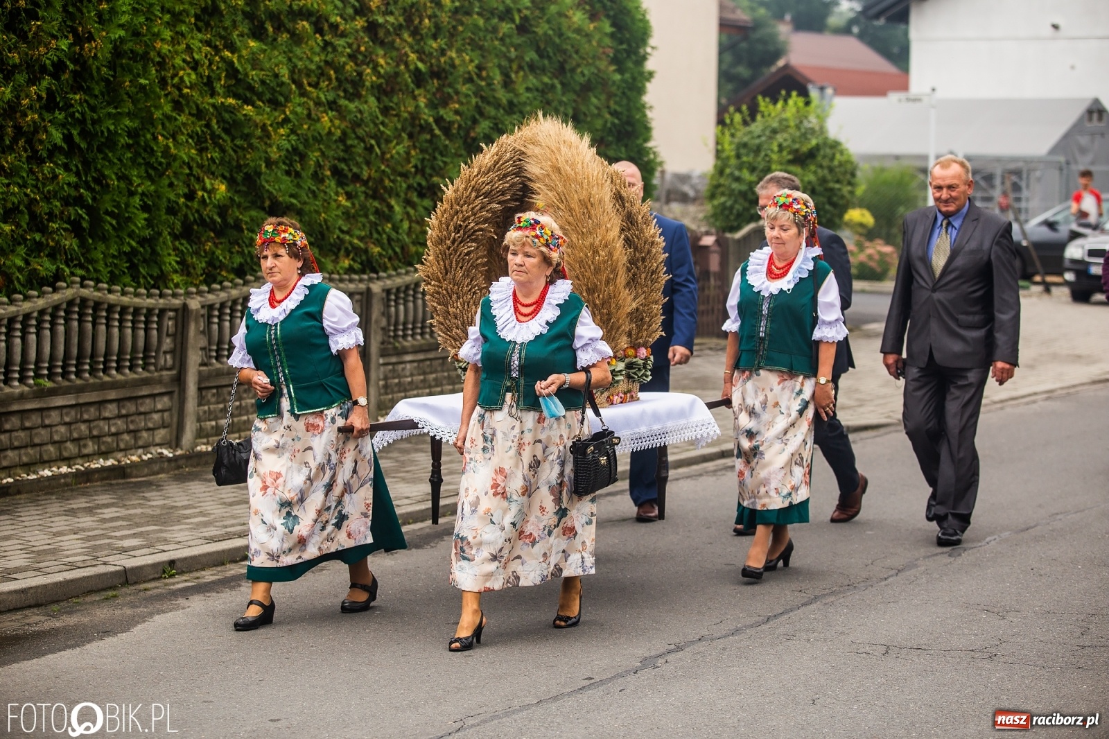 Zdjęcie w galerii na portalu naszraciborz.pl: Owsiszcze. Z koroną dożynkową na Mszę św. dziękczynną [FOTO] wiadomości z regionu