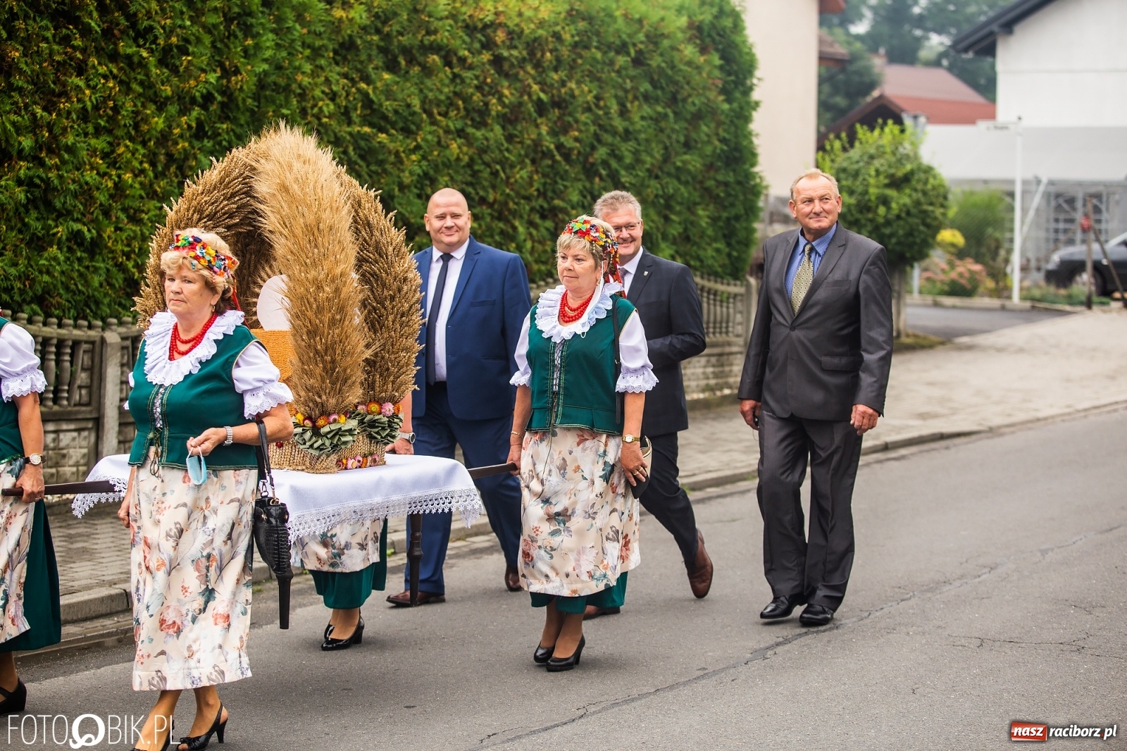 Zdjęcie w galerii na portalu naszraciborz.pl: Owsiszcze. Z koroną dożynkową na Mszę św. dziękczynną [FOTO] wiadomości z regionu